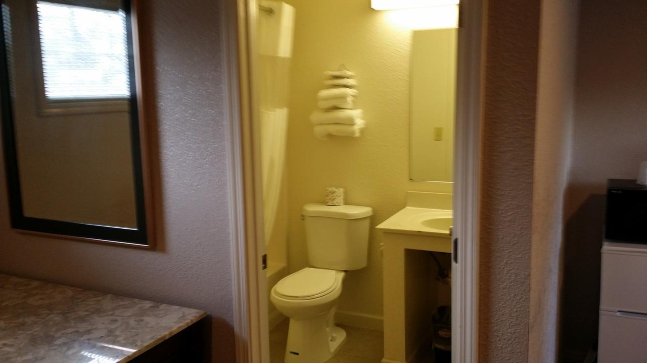 Redwood Inn Willits Buitenkant foto